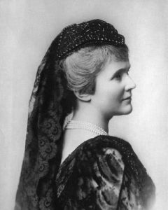 Prinzessin Elisabeth zu Wied, spätere Königin von Rumänien. Fotografie um 1890. Gemeinfrei
